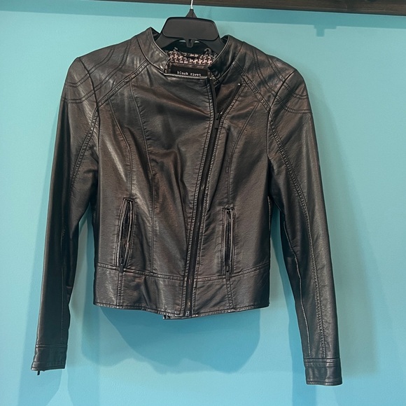 Black Rivet Jackets & Blazers - Black Rivet Women's Black Faux Leather Asymmetric Moto Jacket